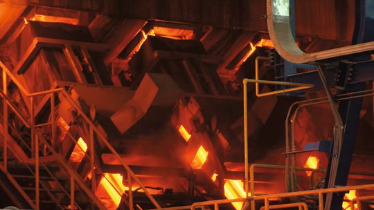 Das neue Stahlwerk der United Steel Company („SULB“) in Hidd im Königreich Bahrain ist auf eine Jahresproduktion von 600.000 Tonnen Stahl ausgelegt. Das neue Stahlwerk der United Steel Company („SULB“) in Hidd im Königreich Bahrain ist auf eine Jahresproduktion von 600.000 Tonnen Stahl ausgelegt.
