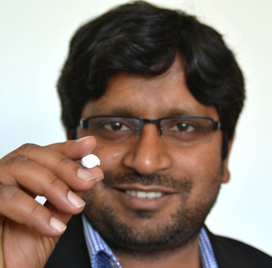 Yogendra Kumar Mishra zeigt dehnbare Keramik aus Zinnoxid. Yogendra Kumar Mishra zeigt dehnbare Keramik aus Zinnoxid.