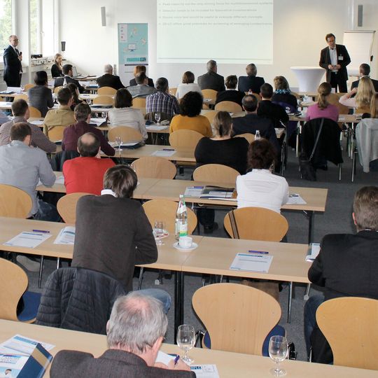 Abb. 1: Rund 70 Teilnehmer trafen sich Ende April in Würzburg zum ersten HPLC-Praxistag. Abb. 1: Rund 70 Teilnehmer trafen sich Ende April in Würzburg zum ersten HPLC-Praxistag.