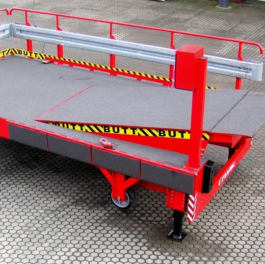 Um den Verladeprozess im Bestand zu beschleunigen und noch sicherer zu machen, hat Butt eine elektrohydraulische Vorschubbrücke in eine verfahrbare Verladeplattform integriert. Um den Verladeprozess im Bestand zu beschleunigen und noch sicherer zu machen, hat Butt eine elektrohydraulische Vorschubbrücke in eine verfahrbare Verladeplattform integriert.