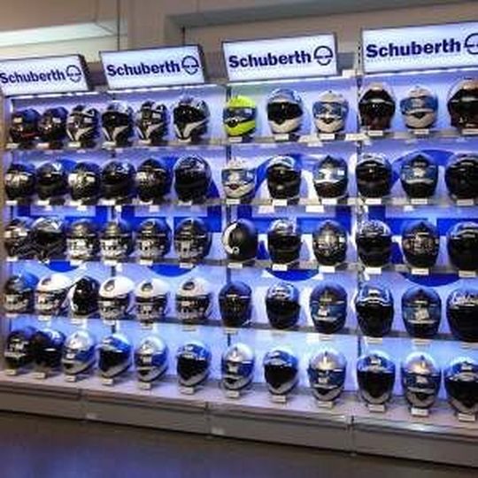 Das neue Schuberth-Shop-in-Shop-System bei Polo. Das neue Schuberth-Shop-in-Shop-System bei Polo.
