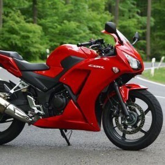 Hondas Nachwuchs-Motorrad in rassiger Fireblade-Optik. Hondas Nachwuchs-Motorrad in rassiger Fireblade-Optik.