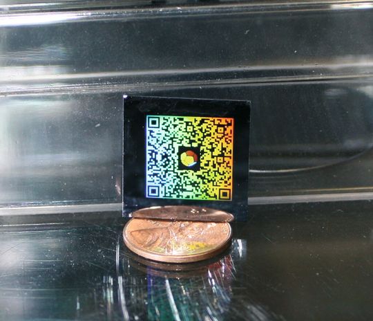 Beispiel für die hochauflösende Strukturierung mit Hilfe der 3D Laserlithografie: Optisches Sicherheitsmerkmal im Vergleich zu einer 1 Cent Münze. Beispiel für die hochauflösende Strukturierung mit Hilfe der 3D Laserlithografie: Optisches Sicherheitsmerkmal im Vergleich zu einer 1 Cent Münze.