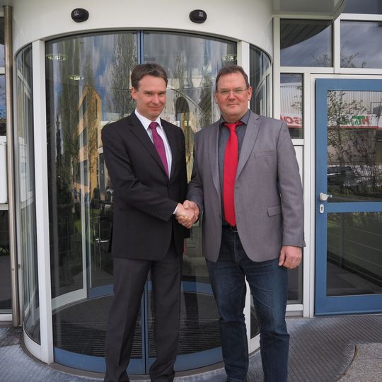 Jochen Wagner von MAW (l.) und Kurt Oebel von LNS Deutschland. MAW wird künftig als LNS-Handelsvertretung auftreten. Jochen Wagner von MAW (l.) und Kurt Oebel von LNS Deutschland. MAW wird künftig als LNS-Handelsvertretung auftreten.