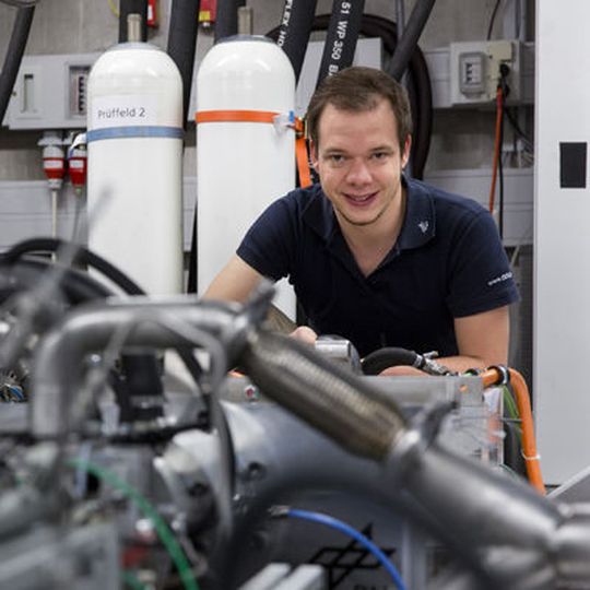 Florian Kock arbeitet seit 2010 am DLR-Institut für Fahrzeugkonzepte an der Weiterentwicklung des Freikolbenlineargenerators. Florian Kock arbeitet seit 2010 am DLR-Institut für Fahrzeugkonzepte an der Weiterentwicklung des Freikolbenlineargenerators.