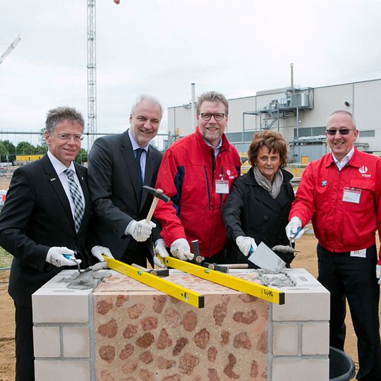 NRW-Wirtschaftsminister Garrelt Duin (2.v.l.) bei der Grundsteinlegung für die neue Karosserieblech-Produktionslinie mit Hydro-Vorstand Kjetil Ebbesberg (Mitte) und Geschäftsführer Dr. Pascal Wagner (r.). Als Ehrengäste gratulierten der Landrat des Rheinkreises Neuss, Hans-Jürgen Petrauschke (l.), und Grevenbroichs Bürgermeisterin Ursula Kwasny (2.v.r). NRW-Wirtschaftsminister Garrelt Duin (2.v.l.) bei der Grundsteinlegung für die neue Karosserieblech-Produktionslinie mit Hydro-Vorstand Kjetil Ebbesberg (Mitte) und Geschäftsführer Dr. Pascal Wagner (r.). Als Ehrengäste gratulierten der Landrat des Rheinkreises Neuss, Hans-Jürgen Petrauschke (l.), und Grevenbroichs Bürgermeisterin Ursula Kwasny (2.v.r).