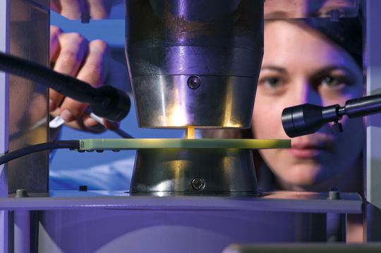 Unabhängigkeit entwickeln: Siemens forscht an leistungsfähigen Permanentmagneten, die möglichst ohne Seltene Erden auskommen, etwa für Windturbinen oder Elektrofahrzeuge. Unabhängigkeit entwickeln: Siemens forscht an leistungsfähigen Permanentmagneten, die möglichst ohne Seltene Erden auskommen, etwa für Windturbinen oder Elektrofahrzeuge.