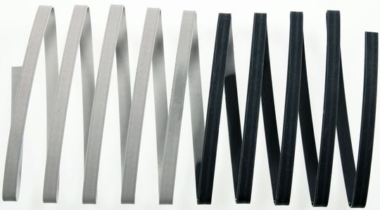 Metallband mit Nano-Thermochrombeschichtung: Bei Temperaturen über 30° C ist die Schicht transparent und reflektiert Wärme. Ist es kälter, färbt sie sich dunkel und absorbiert Infrarot-Strahlen Metallband mit Nano-Thermochrombeschichtung: Bei Temperaturen über 30° C ist die Schicht transparent und reflektiert Wärme. Ist es kälter, färbt sie sich dunkel und absorbiert Infrarot-Strahlen