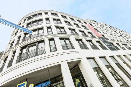 Die Aufzüge von Janzhoff sind Teil eines Neubauprojektes, dessen Architektur sich an die bürgerliche Tradition Rüttenscheids anlehnt. Die Aufzüge von Janzhoff sind Teil eines Neubauprojektes, dessen Architektur sich an die bürgerliche Tradition Rüttenscheids anlehnt.