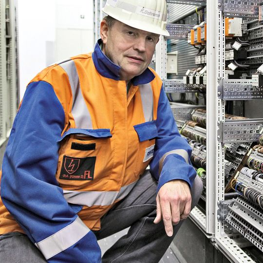 „Seit 15 Jahren setzen wir Wago-Federklemmtechnik ein und hatten bisher keine Schwierigkeiten“, meint der Bereichsleiter für elektrische Instandhaltung Klaus Schramm von RWE Power. „Seit 15 Jahren setzen wir Wago-Federklemmtechnik ein und hatten bisher keine Schwierigkeiten“, meint der Bereichsleiter für elektrische Instandhaltung Klaus Schramm von RWE Power.