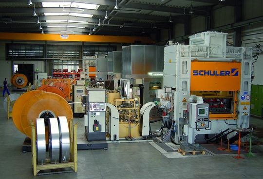 Schnellläuferpressen im praktischen Einsatz eines Unternehmens für Stanztechnik; sie arbeiten rund um die Uhr. Bilder: Schuler/Yamada Schnellläuferpressen im praktischen Einsatz eines Unternehmens für Stanztechnik; sie arbeiten rund um die Uhr. Bilder: Schuler/Yamada