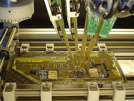 Frei bewegliche Prüfnadeln an luftgelagerten Linearmotoren kontaktieren den Prüfling variabel an beliebigen Kontaktflächen, beispielsweise Bauteillötpads oder Vias Frei bewegliche Prüfnadeln an luftgelagerten Linearmotoren kontaktieren den Prüfling variabel an beliebigen Kontaktflächen, beispielsweise Bauteillötpads oder Vias
