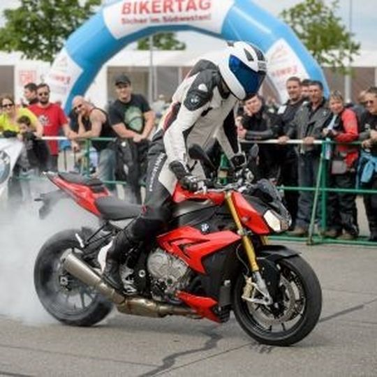 Mächtig Dampf auf dem BMW Motorrad Bikertag in Stuttgart. Mächtig Dampf auf dem BMW Motorrad Bikertag in Stuttgart.