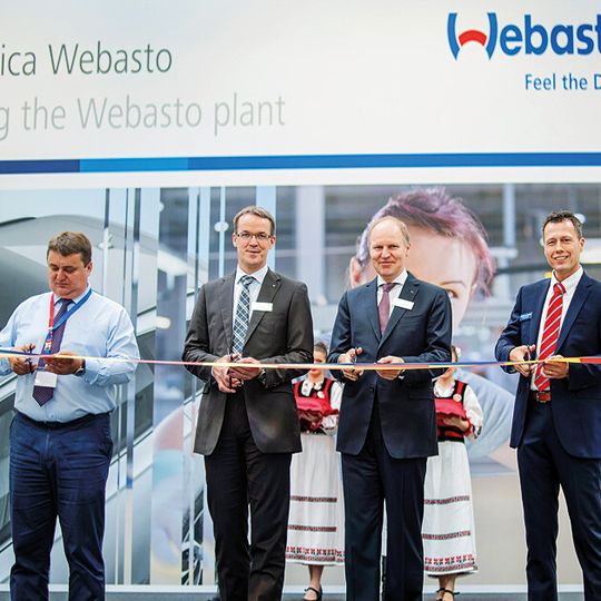 Feierliche Einweihung der Erweiterungsbauten am Webasto Standort in Arad (v.l.n.r.): Dorel Vidran (Bürgermeister von Zimandu Nou), Matthias Arleth (Vorstandsmitglied Webasto Roof & Components SE), Dr. Holger Engelmann (Vorstandsvorsitzender Webasto SE), Philipp Köhler (Werkleiter Webasto Arad). Feierliche Einweihung der Erweiterungsbauten am Webasto Standort in Arad (v.l.n.r.): Dorel Vidran (Bürgermeister von Zimandu Nou), Matthias Arleth (Vorstandsmitglied Webasto Roof & Components SE), Dr. Holger Engelmann (Vorstandsvorsitzender Webasto SE), Philipp Köhler (Werkleiter Webasto Arad).