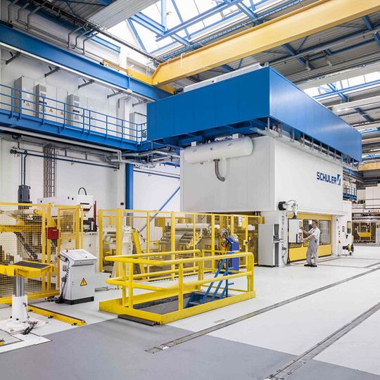 Läpple Automotive hat bei Schuler eine Servopresse mit 2.500 Tonnen Presskraft in Auftrag gegeben. Damit kann der Zulieferer auch Strukturteile aus Stahl oder Aluminium herstellen. Läpple Automotive hat bei Schuler eine Servopresse mit 2.500 Tonnen Presskraft in Auftrag gegeben. Damit kann der Zulieferer auch Strukturteile aus Stahl oder Aluminium herstellen.