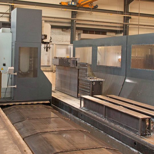 Die Fahrständer-Fräsmaschine mit einem 40-fach-Werkzeugwechsler ersetzt eine über 20 Jahre alte Bettfräsmaschine. Die Fahrständer-Fräsmaschine mit einem 40-fach-Werkzeugwechsler ersetzt eine über 20 Jahre alte Bettfräsmaschine.