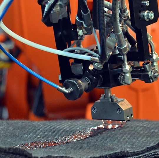 CFK und andere Composites werden meist mit einer Matrix aus Epoxidharzsystemen getränkt und ausgehärtet. Seit einiger Zeit drängen aber alternative Matrixkonzepte auf Polyurethanbasis (PUR) in den Fokus der Industrie. Um diese Technik bekannter zu machen, hat die AVK vor Kurzem zu einer ersten, und sehr erfolgreichen, Informationsveranstaltung eingeladen. Drei Referenten und über 60 Zuhörer ließen sich diese Gelegenheit nicht entgehen. CFK und andere Composites werden meist mit einer Matrix aus Epoxidharzsystemen getränkt und ausgehärtet. Seit einiger Zeit drängen aber alternative Matrixkonzepte auf Polyurethanbasis (PUR) in den Fokus der Industrie. Um diese Technik bekannter zu machen, hat die AVK vor Kurzem zu einer ersten, und sehr erfolgreichen, Informationsveranstaltung eingeladen. Drei Referenten und über 60 Zuhörer ließen sich diese Gelegenheit nicht entgehen.