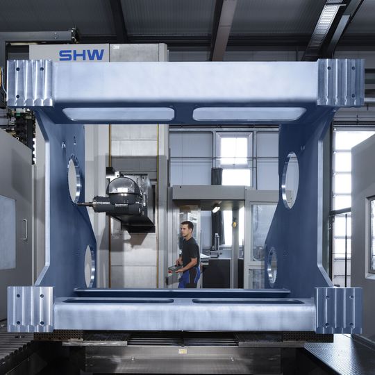 Einrichten eines Großbauteils auf einer SHW-UFZ6-Maschine. Einrichten eines Großbauteils auf einer SHW-UFZ6-Maschine.