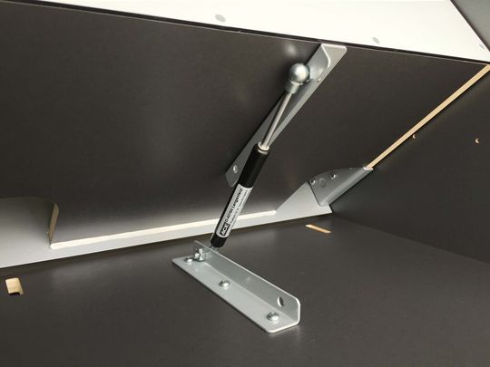 Damit sich das Aufsetzen des schwenkbaren Teils im Inneren des Moduls so Material schonend und leise wie möglich vollzieht, entschied sich Maxxcamp für hydraulische Bremszylinder von ACE.