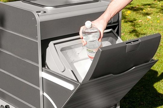 Das Multi-Modul FRITZ mit ausschwenkbarer Kühlbox gehört zu den einzeln wählbaren Modulen von Maxxcamp, die im T5 äußerst schnell montier- und demontierbar sind