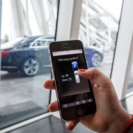 Mit der neuen Funktion sollen Fahrzeuge in naher Zukunft selbständig in Parkhäusern manövrieren können. Mit der neuen Funktion sollen Fahrzeuge in naher Zukunft selbständig in Parkhäusern manövrieren können.