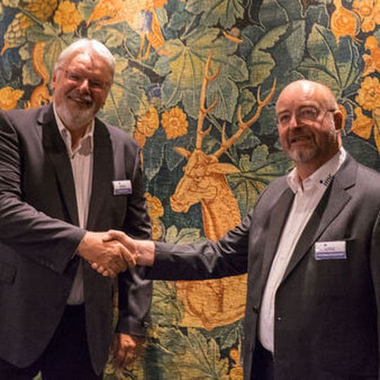 Besiegeln Beteiligung: Henning Pöschl, Geschäftsführer der Caemax Technologie GmbH (l.), Dr. Franz Hillenbrand, Entwicklungsleiter bei IMC Meßsysteme. Besiegeln Beteiligung: Henning Pöschl, Geschäftsführer der Caemax Technologie GmbH (l.), Dr. Franz Hillenbrand, Entwicklungsleiter bei IMC Meßsysteme.