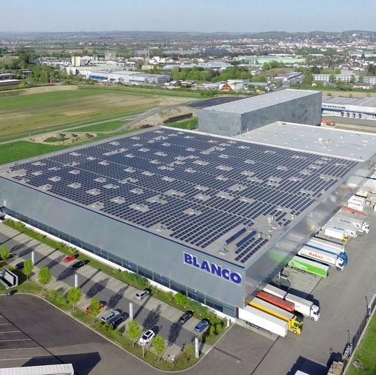 SSI Schäfer erweiterte das bestehende Logistikzentrum von Blanco durch ein Inhouse-HRL. SSI Schäfer erweiterte das bestehende Logistikzentrum von Blanco durch ein Inhouse-HRL.
