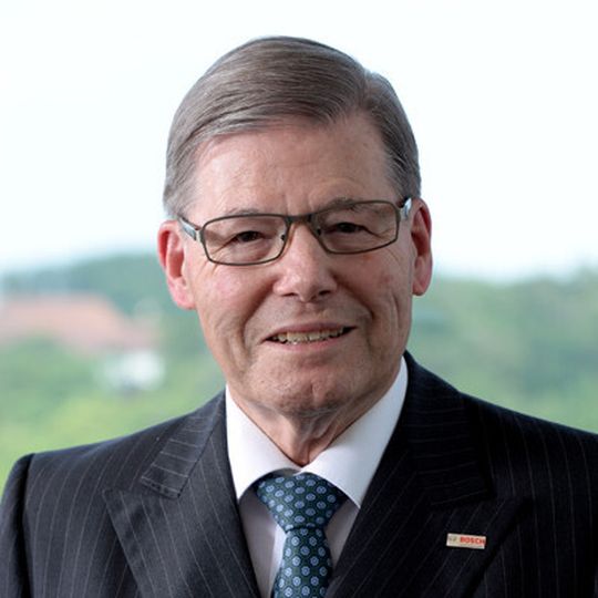 Der frühere Vorsitzende des Industriekonzerns Bosch, Hermann Scholl, aufgenommen am 10.06.2015 in seinem Büro im Firmensitz in Gerlingen (Baden-Württemberg). Er wird am 21.06.2015 80 Jahre alt.
