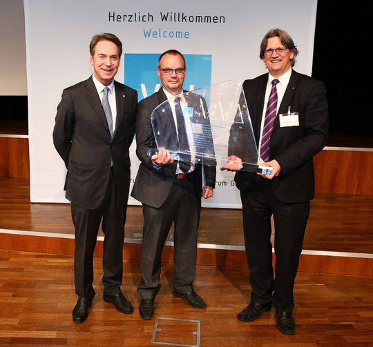 Marc Pauwels (Krehl&Partner), Leiter Fachbereich Value Management beim VDI (links) und Michael Stoschek, Vorsitzender der Gesellschafterversammlung der Firma Brose (rechts), überreichen Wolfgang Weimer von Waldner Laboreinrichtungen GmbH & Co. KG den VDI-Innovationspreis Wertanalyse/Value Managment. Marc Pauwels (Krehl&Partner), Leiter Fachbereich Value Management beim VDI (links) und Michael Stoschek, Vorsitzender der Gesellschafterversammlung der Firma Brose (rechts), überreichen Wolfgang Weimer von Waldner Laboreinrichtungen GmbH & Co. KG den VDI-Innovationspreis Wertanalyse/Value Managment.
