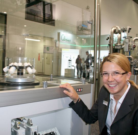 Dr. Susanne Krichel, Portfolio Managerin bei Festo, zeigt Automatisierungslösungen mit Supraleitung. Dr. Susanne Krichel, Portfolio Managerin bei Festo, zeigt Automatisierungslösungen mit Supraleitung.