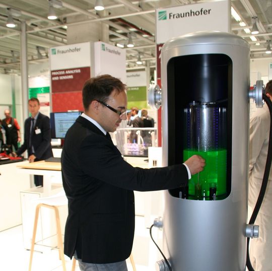 Matthias Stier, Verfahrensingenieur am Fraunhofer IGB, demonstriert die Empfindlichkeit des Prozessmassenspektrometers Foxyspec. Matthias Stier, Verfahrensingenieur am Fraunhofer IGB, demonstriert die Empfindlichkeit des Prozessmassenspektrometers Foxyspec.