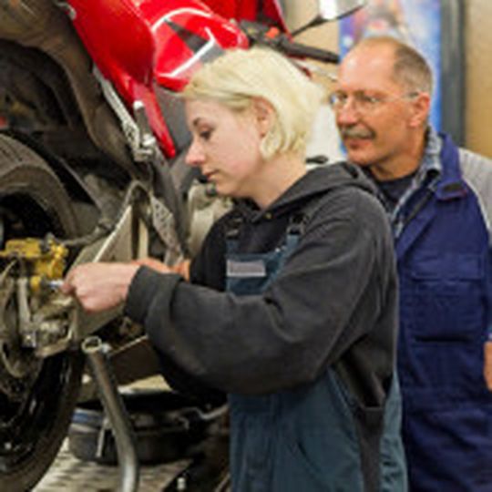 Im vergangenen Jahr haben sich 705 junge Frauen und Männer eine Ausbildung zum Zweiradmechaniker bzw. Zweiradmechtroniker entschieden. Im vergangenen Jahr haben sich 705 junge Frauen und Männer eine Ausbildung zum Zweiradmechaniker bzw. Zweiradmechtroniker entschieden.