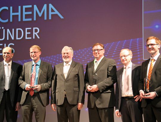 Gewinner und Paten des 1. Achema-Gründerpreises (von links nach rechts): Prof. Dr. Rainer Diercks, Dr. Gerhard Baaken (Ionera Technologies), Hans-Peter Ilgner, Heimo Adamski (4Gene), Dr. Michael Brandkamp, Thorsten Seipp (Volterion). Gewinner und Paten des 1. Achema-Gründerpreises (von links nach rechts): Prof. Dr. Rainer Diercks, Dr. Gerhard Baaken (Ionera Technologies), Hans-Peter Ilgner, Heimo Adamski (4Gene), Dr. Michael Brandkamp, Thorsten Seipp (Volterion).