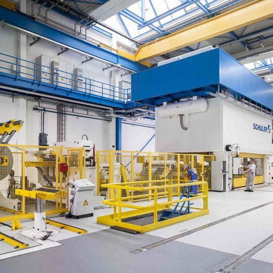 Servopressen in Zugankerbauweise von Schuler sind mit Presskräften von 800 bis 3500 Tonnen erhältlich. Servopressen in Zugankerbauweise von Schuler sind mit Presskräften von 800 bis 3500 Tonnen erhältlich.