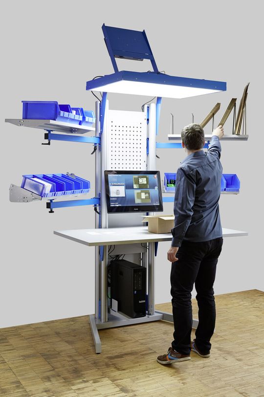 Der „Arbeitsplatz 4.0“ ist ein ergonomischer Pack- und Montageplatz und soll die Logistik-Mitarbeiter beispielsweise über ein Bild auf der Arbeitsfläche unterstützen und leitet ihn so zuverlässig an.