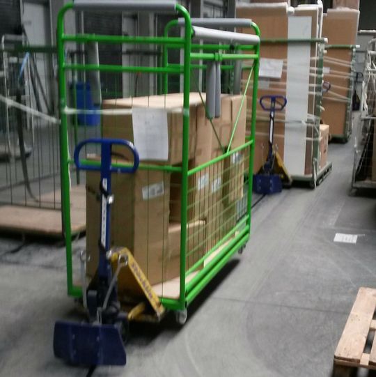 Die speziell auf den Einsatzzweck zugeschnittenen Logistikboxen sind an den Seiten vollständig und an der Rückwand bis zur halben Höhe mit einer engen Vergitterung versehen, sodass auch kleine Teile nicht herausfallen können. Die speziell auf den Einsatzzweck zugeschnittenen Logistikboxen sind an den Seiten vollständig und an der Rückwand bis zur halben Höhe mit einer engen Vergitterung versehen, sodass auch kleine Teile nicht herausfallen können.