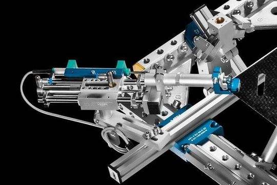 Nachführeinheit im Greifer zur Handhabung erwärmter undbiegeschlaffer FVK Materialien (hier Organoblech mit Carbonfasern) Nachführeinheit im Greifer zur Handhabung erwärmter undbiegeschlaffer FVK Materialien (hier Organoblech mit Carbonfasern)