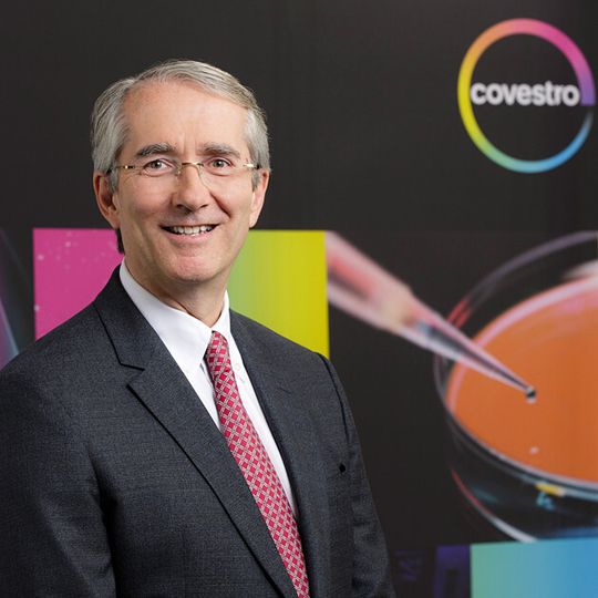 Patrick Thomas, Vorstandsvorsitzender von Bayer MaterialScience, stellt die künftige Marke des Unternehmens vor. Patrick Thomas, Vorstandsvorsitzender von Bayer MaterialScience, stellt die künftige Marke des Unternehmens vor.