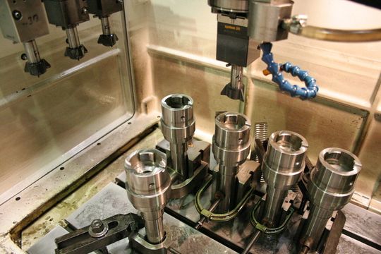 Senkerodieren des Bajonettverschlusses einer Verlängerung bei Electro Meca. Bild: Agie-Charmilles Senkerodieren des Bajonettverschlusses einer Verlängerung bei Electro Meca. Bild: Agie-Charmilles