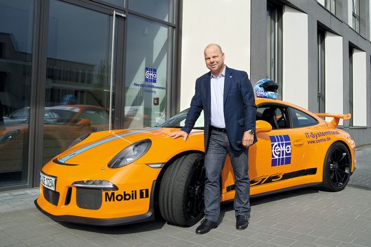 Die vielleicht schnellste „Besetzungscouch“ des IT-Handels: Thomas Steckenborn und sein 911 GT3. Die vielleicht schnellste „Besetzungscouch“ des IT-Handels: Thomas Steckenborn und sein 911 GT3.