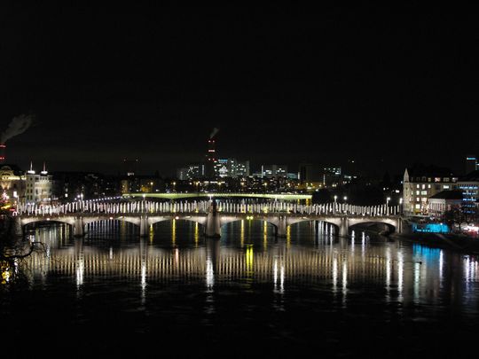 Vor den elektrsichen Modellen, wie auf der Wettsteinbrücke, erleuchteten Öl- und später Gaslaternen die Stadt. Vor den elektrsichen Modellen, wie auf der Wettsteinbrücke, erleuchteten Öl- und später Gaslaternen die Stadt.