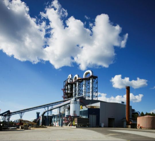 Outotec hat zusammen mit KIC Inno Energy und der Universität Stuttgart eine Pilotanlage eröffnet, welche Biomasse in saubere Energie umwandelt ohne dabei das Problem des Algenwachstums in Gewässern aus den Augen zu verlieren. Outotec hat zusammen mit KIC Inno Energy und der Universität Stuttgart eine Pilotanlage eröffnet, welche Biomasse in saubere Energie umwandelt ohne dabei das Problem des Algenwachstums in Gewässern aus den Augen zu verlieren.