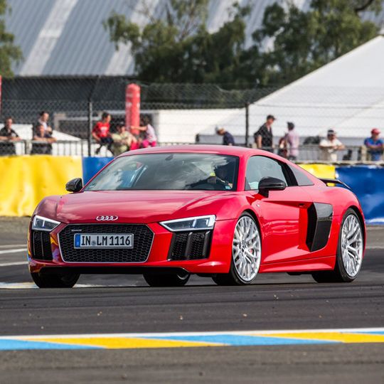 Der neue Audi R8 fährt seine ersten Runden beim 24-Stunden-Rennen von Le Mans. Der neue Audi R8 fährt seine ersten Runden beim 24-Stunden-Rennen von Le Mans.