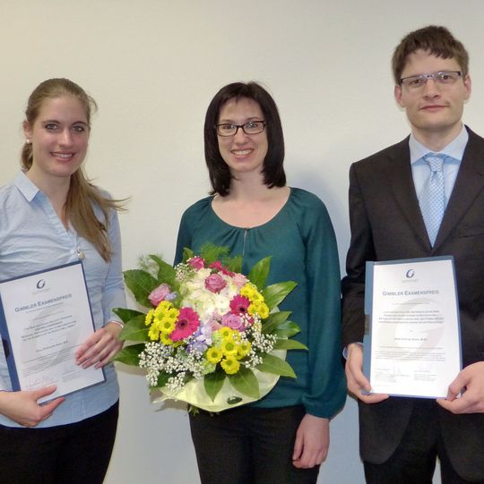 Simone Rechel der Gimmler Gruppe (mitte) mit den Preisträgern Stephanie Shah (links) und Stefan Siuda (rechts). Simone Rechel der Gimmler Gruppe (mitte) mit den Preisträgern Stephanie Shah (links) und Stefan Siuda (rechts).