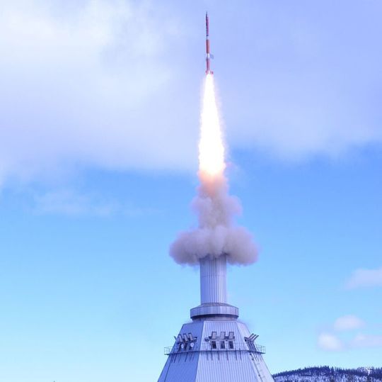 Start der Forschungsrakete Ende April 2015 in Schweden. An Bord war ein Laser-System von Omicron, der als Lichtquelle fungierte. Start der Forschungsrakete Ende April 2015 in Schweden. An Bord war ein Laser-System von Omicron, der als Lichtquelle fungierte.