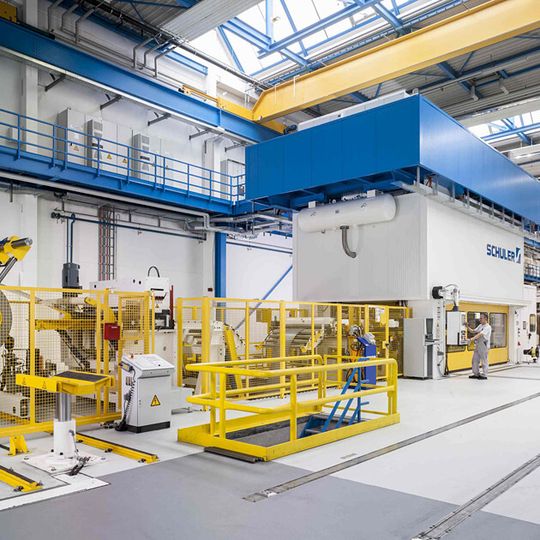 Die neue Zuganker-Presse ist vom Typ TSD mit Ziehkissen, Stößelkissen, Bandanlage, Walzenvorschub und Platinenlader. Die neue Zuganker-Presse ist vom Typ TSD mit Ziehkissen, Stößelkissen, Bandanlage, Walzenvorschub und Platinenlader.