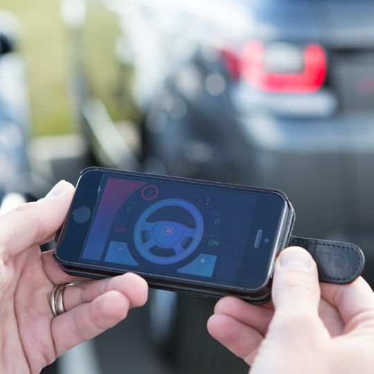 Mittels Smartphone-Fernbedienung kann der Fahrer seinen Range Rover sowohl aus einer engen Parklücke als auch aus dem Schlammloch selbst manövrieren. Mittels Smartphone-Fernbedienung kann der Fahrer seinen Range Rover sowohl aus einer engen Parklücke als auch aus dem Schlammloch selbst manövrieren.