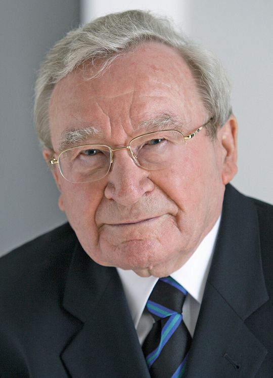 Von Prof. Artur Fischer stammen das synchrone Blitzlicht, der Spreizdübel und die Fischertechnik-Baukästen.