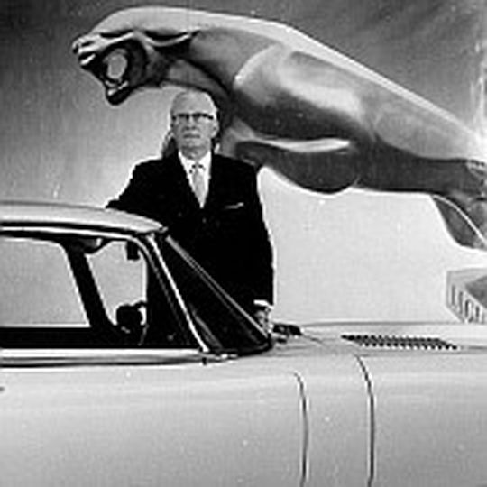 Der Erfinder der Marke: Sir William Lyons hier mit einem Jaguar E-Type Der Erfinder der Marke: Sir William Lyons hier mit einem Jaguar E-Type
