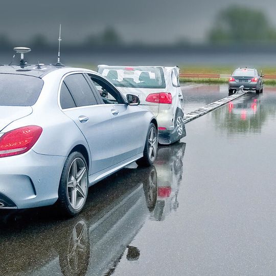 Zentimetergenaue Messung des Abstandes oder Relativwinkel zwischen mehreren Fahrzeugen, z.B. AEB Tests. Zentimetergenaue Messung des Abstandes oder Relativwinkel zwischen mehreren Fahrzeugen, z.B. AEB Tests.